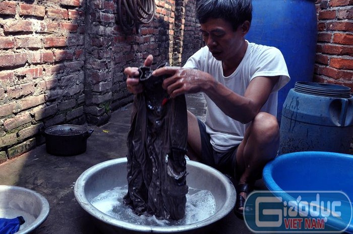 Theo người dân ở Chàng Sơn, nước là một thứ vô cùng xa xỉ vì nước ở đây quý như... vàng